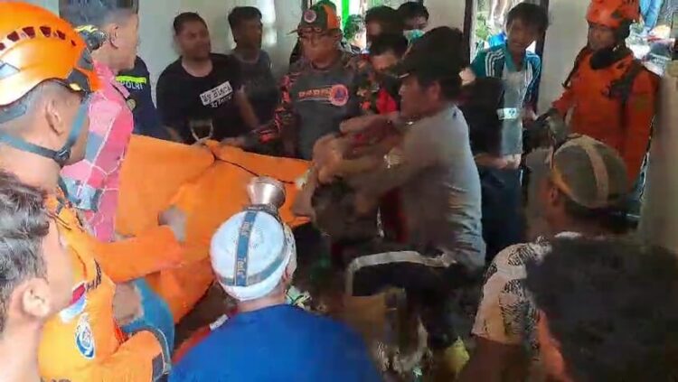 TRAGIS! Ibu dan Anak Meninggal Tertimbun Longsor Saat Tidur Pulas