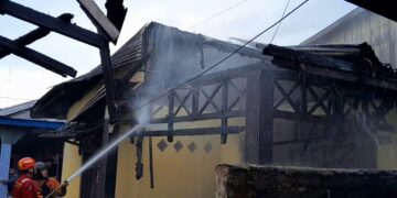 Tak Ada Korban Jiwa, Kebakaran di Karang Anyar Pantai Hanguskan Tiga Rumah