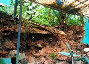 Rumah Warga Jebol Diterjang Longsor Tengah Malam, Barang Berharga Hancur