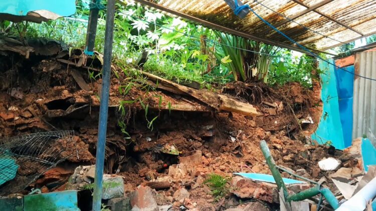 Rumah Warga Jebol Diterjang Longsor Tengah Malam, Barang Berharga Hancur
