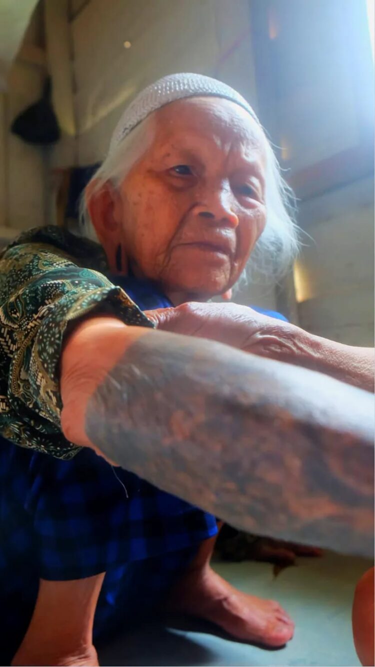 Iyun Anye, Nenek Telinga Panjang Berusia 100 Tahun dari Suku Dayak Umaq Kulit