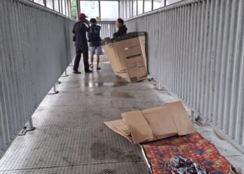 Satpol PP Tindak Tegas Tunawisma Tidur di JPO