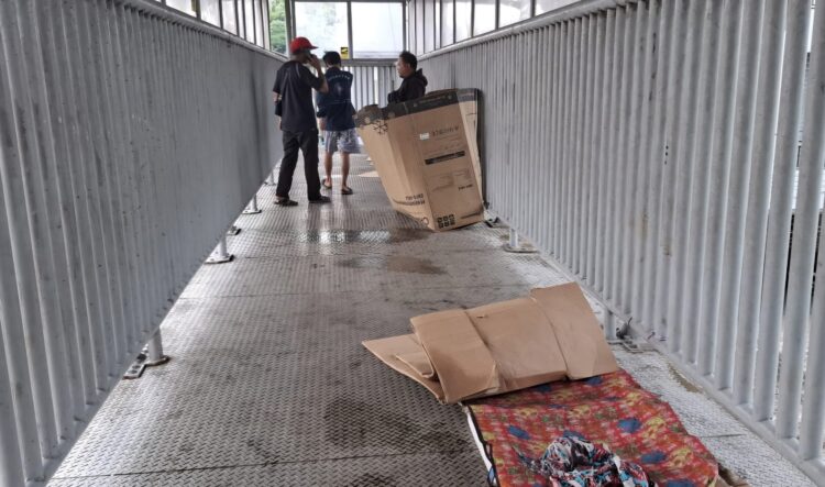 Satpol PP Tindak Tegas Tunawisma Tidur di JPO