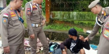 Satpol PP Amankan ODGJ Bawa Sajam di Juata Laut