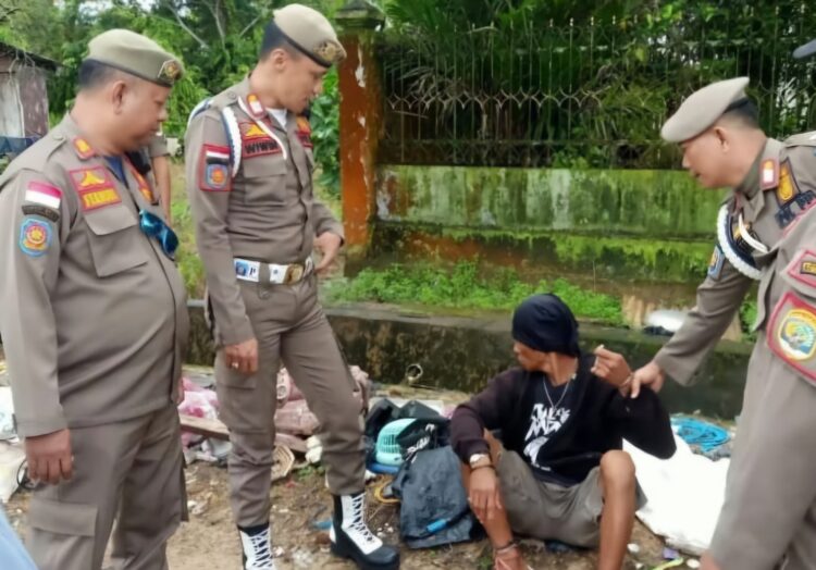 Satpol PP Amankan ODGJ Bawa Sajam di Juata Laut