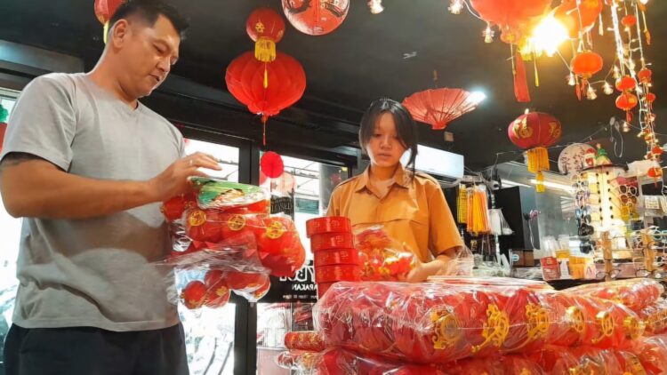 Pernak Pernik Imlek Diburu Warga Tionghoa, Omset penjualan Naik 30 Persen