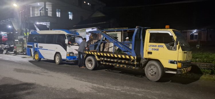 Rem Blong Diduga Jadi Penyebab Kecelakaan Mobil Elf dan Motor di Sebengkok