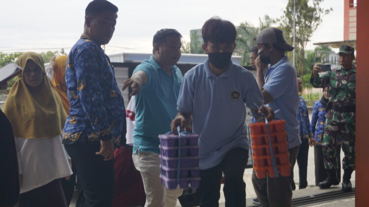 Program Makan Gizi Gratis Disambut Antusias Siswa Siswi SDN 050 Juata Permai