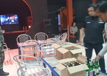 TNI dan Polri Gelar Patroli Gabungan di Tarakan, Puluhan Botol Miras Disita di Cafe Pot