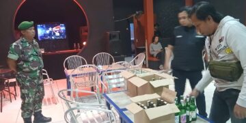 TNI dan Polri Gelar Patroli Gabungan di Tarakan, Puluhan Botol Miras Disita di Cafe Pot