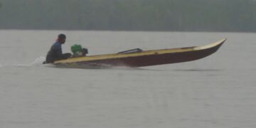 Hilir Mudik Kapal Muatan Besar Menurunkan Hasil Tangkapan Nelayan Tradisional