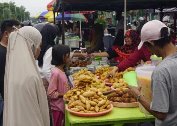 Hari Pertama Puasa, Warga Ramai Berburu Takjil untuk Berbuka