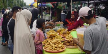 Hari Pertama Puasa, Warga Ramai Berburu Takjil untuk Berbuka