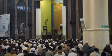 Diguyur Hujan, Umat Muslim di Tarakan Tetap Antusias Sholat Ied di Masjid Baitul Izzah Islamic Center
