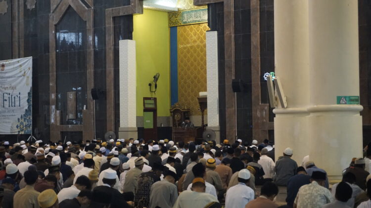 Diguyur Hujan, Umat Muslim di Tarakan Tetap Antusias Sholat Ied di Masjid Baitul Izzah Islamic Center