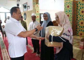 Wujud Kepedulian, Kapolda Kaltara Beri Bantuan Perlengkapan Shalat di Masjid Al-Ma’aruf