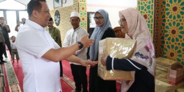 Wujud Kepedulian, Kapolda Kaltara Beri Bantuan Perlengkapan Shalat di Masjid Al-Ma’aruf