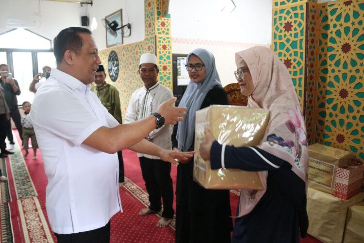 Wujud Kepedulian, Kapolda Kaltara Beri Bantuan Perlengkapan Shalat di Masjid Al-Ma’aruf