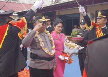 Tradisi Pedang Pora Warnai Pisah Sambut Kapolres Tarakan