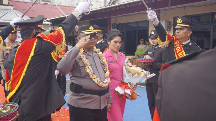 Tradisi Pedang Pora Warnai Pisah Sambut Kapolres Tarakan