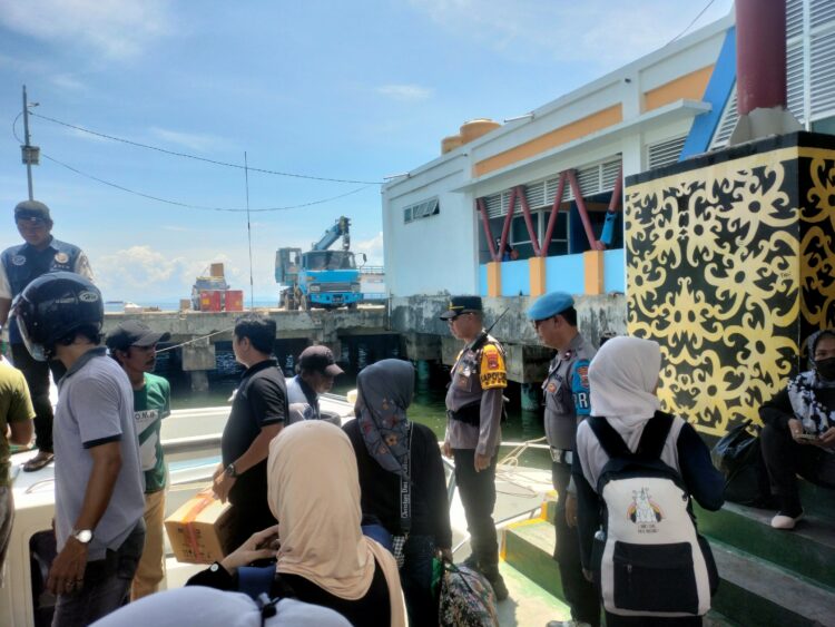 Jelang Arus Mudik Polisi Atensi Barang Bawaan Penumpang di Pelabuhan Tengkayu