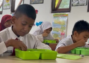 Program Makan Bergizi Gratis di Tarakan  Tuai Kritik, BEM UBT Soroti Tidak Adanya Susu dan Penggunaan Wadah Plastik