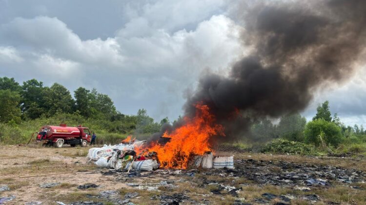 64 Karung Baju Bekas Hasil Pengungkapan Dimusnahkan Kejari Tarakan
