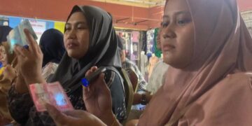 BI Sosialisasi, Emak-emak di Pasar Gusher Antusias Diajak Kenali Uang Palsu