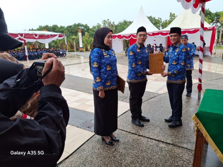 Akhirnya! Ratusan Honorer Senyam-senyum Terima SK PPPK dan CPNS