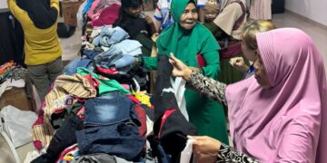 Lengkapi Kebahagiaan Waisak Bersama, Panitia Bagikan Ratusan Pakaian Layak dan Sembako