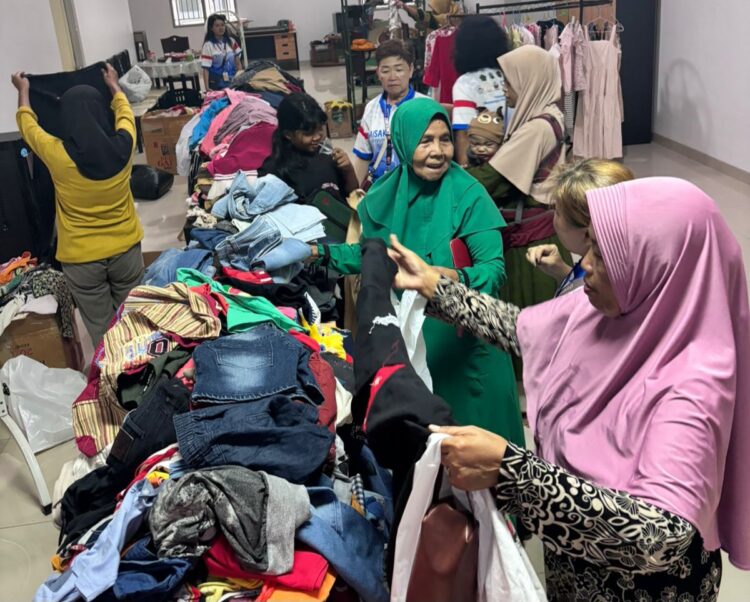 Lengkapi Kebahagiaan Waisak Bersama, Panitia Bagikan Ratusan Pakaian Layak dan Sembako