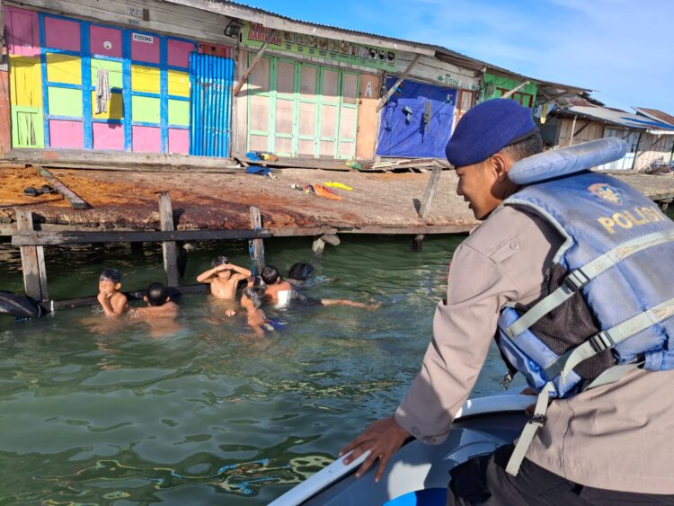 Waspada Anak Tenggelam Lagi, Satpolair Polres Tarakan Pasang Spanduk ‘Berbahaya’