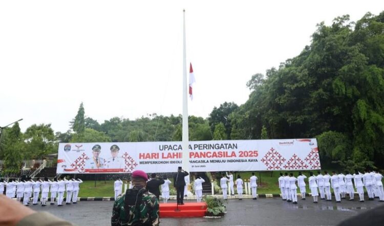 Pimpin Upacara di Tengah Hujan, Khairul Ajak Masyarakat Teguhkan Nilai-nilai Pancasila