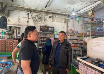 Terekam CCTV Curi Kosmetik dan Cemilan, Gadis Ini Pasrah Dibawa ke Kantor Polisi