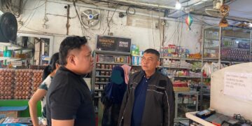 Terekam CCTV Curi Kosmetik dan Cemilan, Gadis Ini Pasrah Dibawa ke Kantor Polisi