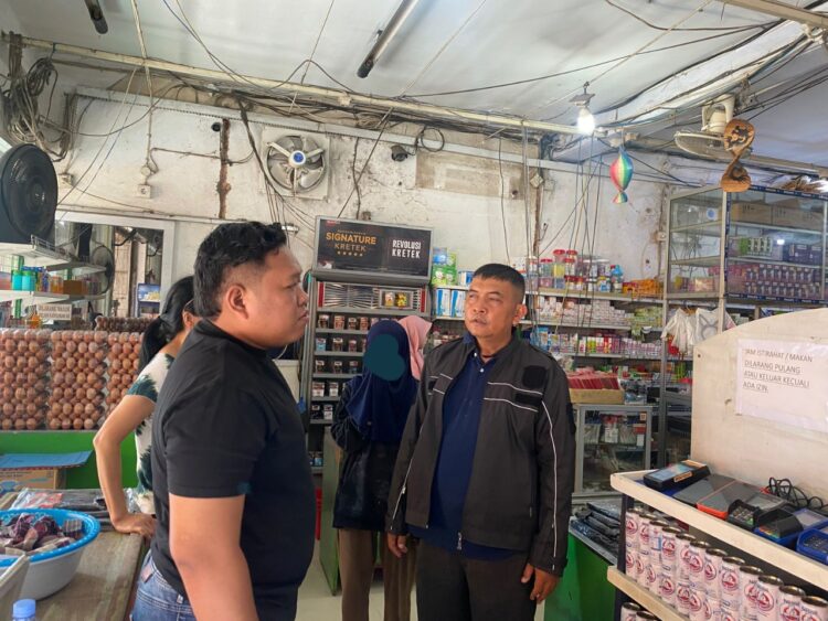 Terekam CCTV Curi Kosmetik dan Cemilan, Gadis Ini Pasrah Dibawa ke Kantor Polisi