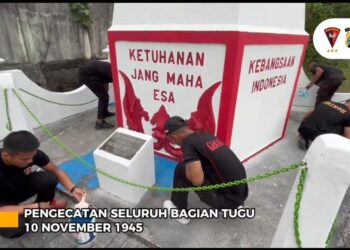 Rayakan HUT Bhayangkara, Satbrimob Polda Kaltara Bersihkan dan Cat Ulang Tugu 10 November 1945