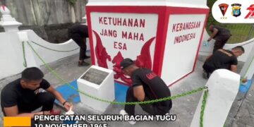 Rayakan HUT Bhayangkara, Satbrimob Polda Kaltara Bersihkan dan Cat Ulang Tugu 10 November 1945