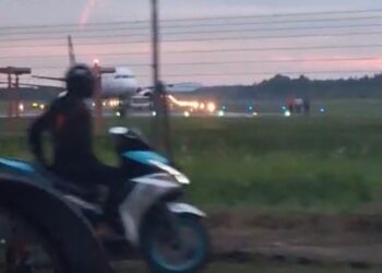 Pesawat Super Air Jet Ini Tiba-tiba Berhenti di Ujung Bandara, Alami Kerusakan?