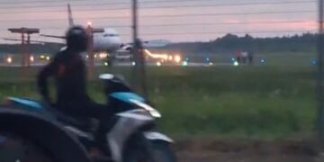 Pesawat Super Air Jet Ini Tiba-tiba Berhenti di Ujung Bandara, Alami Kerusakan?