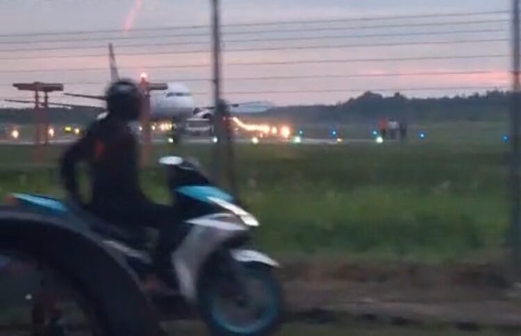 Pesawat Super Air Jet Ini Tiba-tiba Berhenti di Ujung Bandara, Alami Kerusakan?