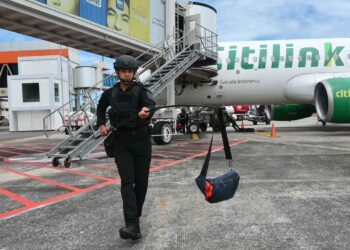 Latihan simulasi penanggulangan ancaman bom di pesawat yang mendarat darurat di Bandara Juwata Tarakan