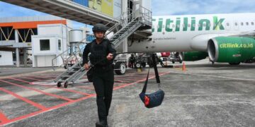 Latihan simulasi penanggulangan ancaman bom di pesawat yang mendarat darurat di Bandara Juwata Tarakan
