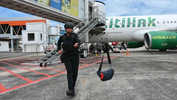 Latihan simulasi penanggulangan ancaman bom di pesawat yang mendarat darurat di Bandara Juwata Tarakan