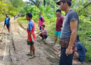 Jalan Rusak, Warga Dua Desa di Sembakung Atulai Swadaya Perbaiki Akses Penghubung