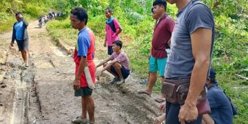 Jalan Rusak, Warga Dua Desa di Sembakung Atulai Swadaya Perbaiki Akses Penghubung