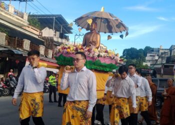Ratusan Umat Buddha Kaltara Iringi Pemindahan Rupang Buddha, Maknanya Bikin Haru