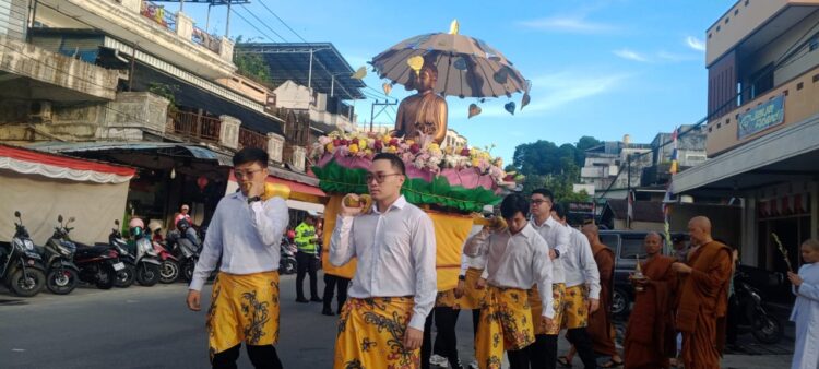 Ratusan Umat Buddha Kaltara Iringi Pemindahan Rupang Buddha, Maknanya Bikin Haru