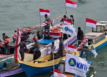 Merah Putih Berkibar di Perbatasan, KRI Ajak-653 Bagikan Bendera RI untuk Nelayan Jelang HUT ke-80