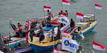 Merah Putih Berkibar di Perbatasan, KRI Ajak-653 Bagikan Bendera RI untuk Nelayan Jelang HUT ke-80